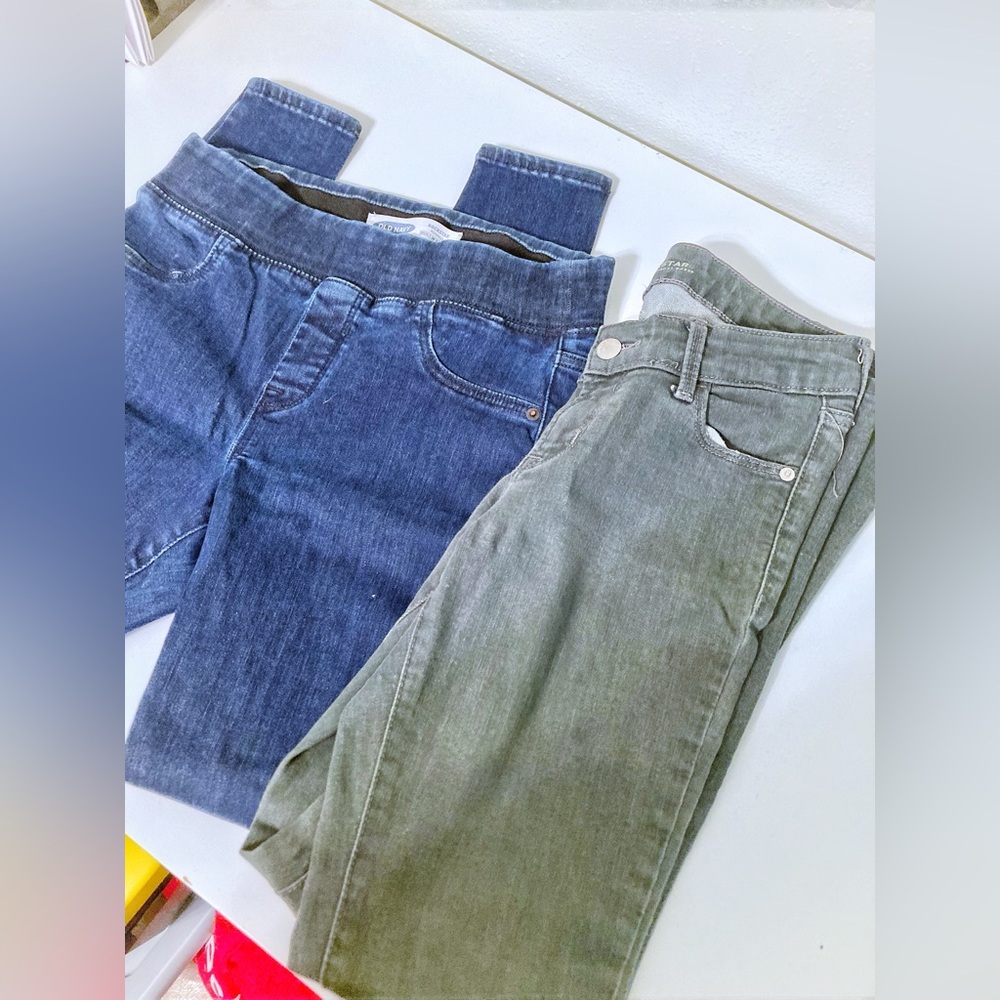 OLD NAVY Jean BUNDLE 2 Pairs: 1 Rockstar jeans, 1 Rockstar jegging both size 2